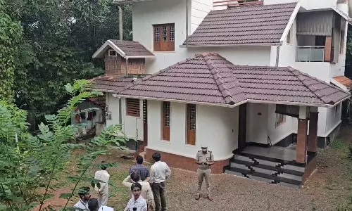 അമ്മയെ വീട്ടിൽ നിന്ന് പുറത്താക്കി മകൻ; മകനെ പുറത്താക്കി    വീട് അമ്മക്ക്  നൽകി റവന്യൂ അധികൃതർ