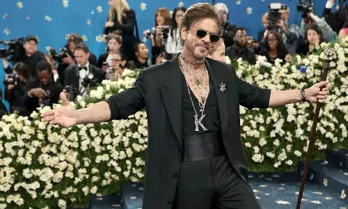 ഞാൻ ഷാരൂഖ്- മെറ്റ് ഗാലയിൽ തിളങ്ങി കിങ് ഖാൻ, മാധ്യമങ്ങൾക്ക് വിമർശനം ഞാൻ ഷാരൂഖ്- മെറ്റ് ഗാലയിൽ തിളങ്ങി കിങ് ഖാൻ, മാധ്യമങ്ങൾക്ക് വിമർശനം