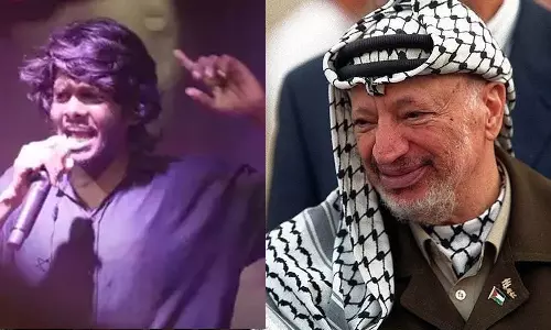 ഇടതുകയ്യിലെ ഒലീവ് ചില്ല വീണുപോകാതെ നോക്കണെ: ഇടുക്കിയിലെ വേദിയിൽ യാസര് അറഫാത്തിനെ ഓർമ്മിപ്പിച്ച് വേടൻ ഇടതുകയ്യിലെ ഒലീവ് ചില്ല വീണുപോകാതെ നോക്കണെ: ഇടുക്കിയിലെ വേദിയിൽ യാസര് അറഫാത്തിനെ ഓർമ്മിപ്പിച്ച് വേടൻ