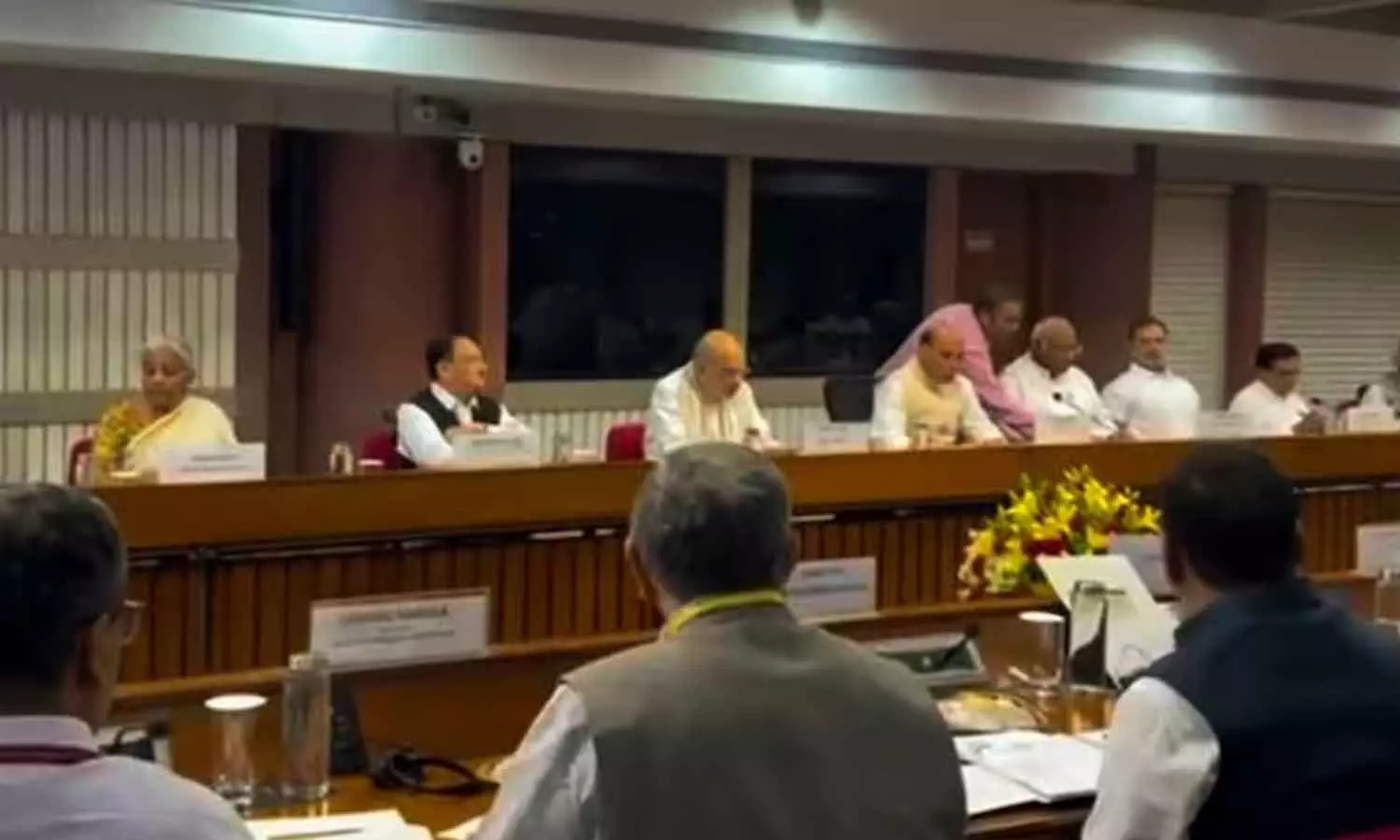 ഓപറേഷൻ സിന്ദൂർ സർവകക്ഷി യോഗത്തിൽ വിശദീകരിച്ച് കേന്ദ്രസർക്കാർ; സ്ഥിതിഗതികൾ വിവരിച്ച് പ്രതിരോധ മന്ത്രി