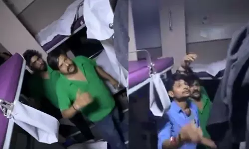 വെള്ളത്തിനും ഭക്ഷണത്തിനും അധികവില ഈടാക്കിയതിന് പരാതി നൽകി; ട്രെയിനിനുള്ളിൽ യൂട്യൂബറെ മർദിച്ച് പാൻട്രി ജീവനക്കാര്‍, കൊല്ലുമെന്ന ഭീഷണിയും