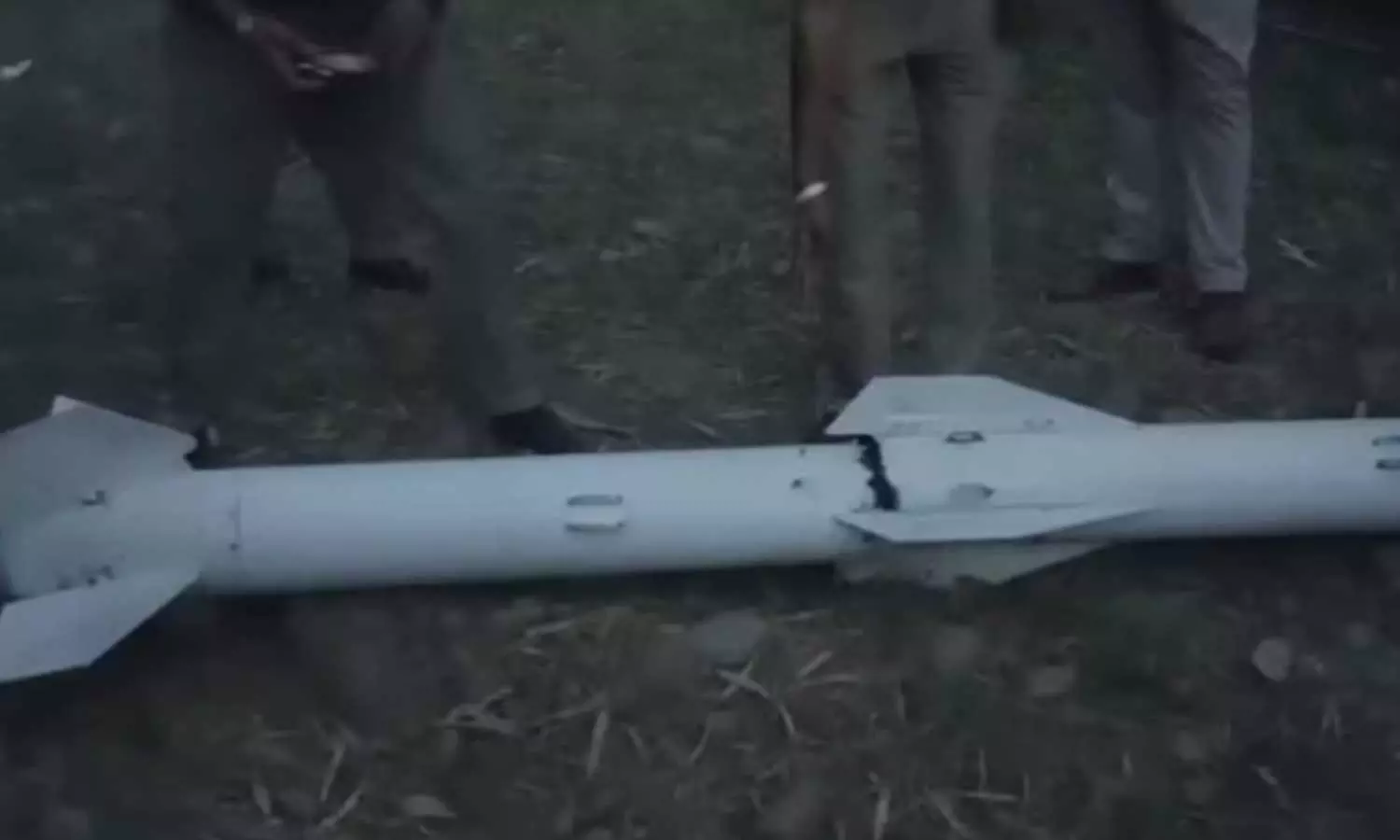 പഞ്ചാബില് ചൈനീസ് മിസൈലിന്റെ ഭാഗങ്ങൾ കണ്ടെത്തി; ഇന്ത്യ തകർത്ത പാക് മിസൈലുകളെന്ന് നിഗമനം പഞ്ചാബില് ചൈനീസ് മിസൈലിന്റെ ഭാഗങ്ങൾ കണ്ടെത്തി; ഇന്ത്യ തകർത്ത പാക് മിസൈലുകളെന്ന് നിഗമനം