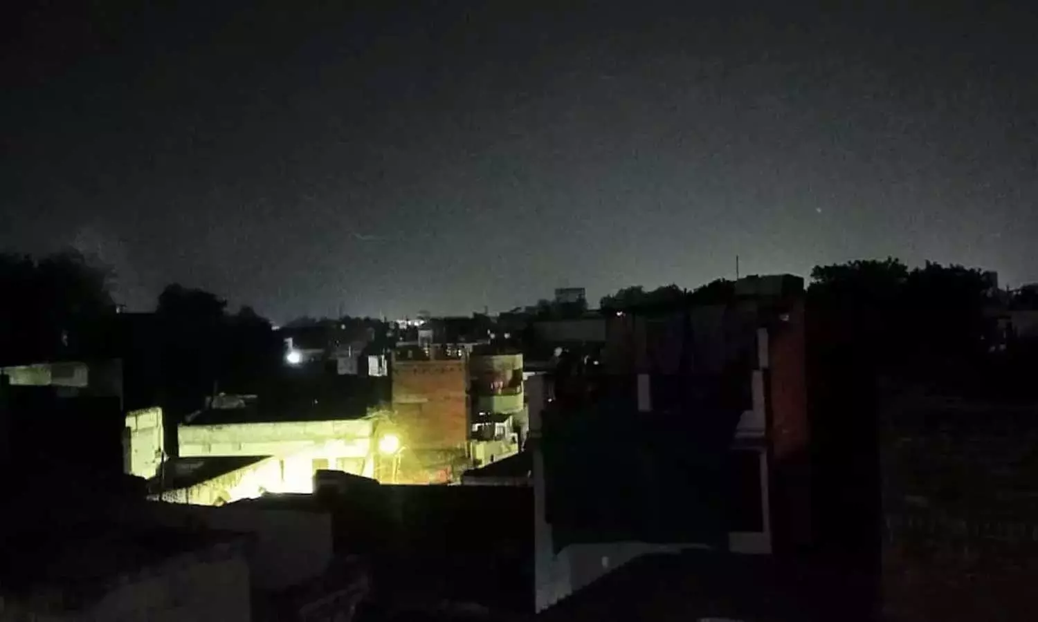 ജയ്സാൽമീറിൽ സമ്പൂർണ ബ്ലാക്ക് ഔട്ട്; കടകമ്പോളങ്ങൾ അഞ്ചുമണിയോടെ അടയ്ക്കണം ജയ്സാൽമീറിൽ സമ്പൂർണ ബ്ലാക്ക് ഔട്ട്; കടകമ്പോളങ്ങൾ അഞ്ചുമണിയോടെ അടയ്ക്കണം