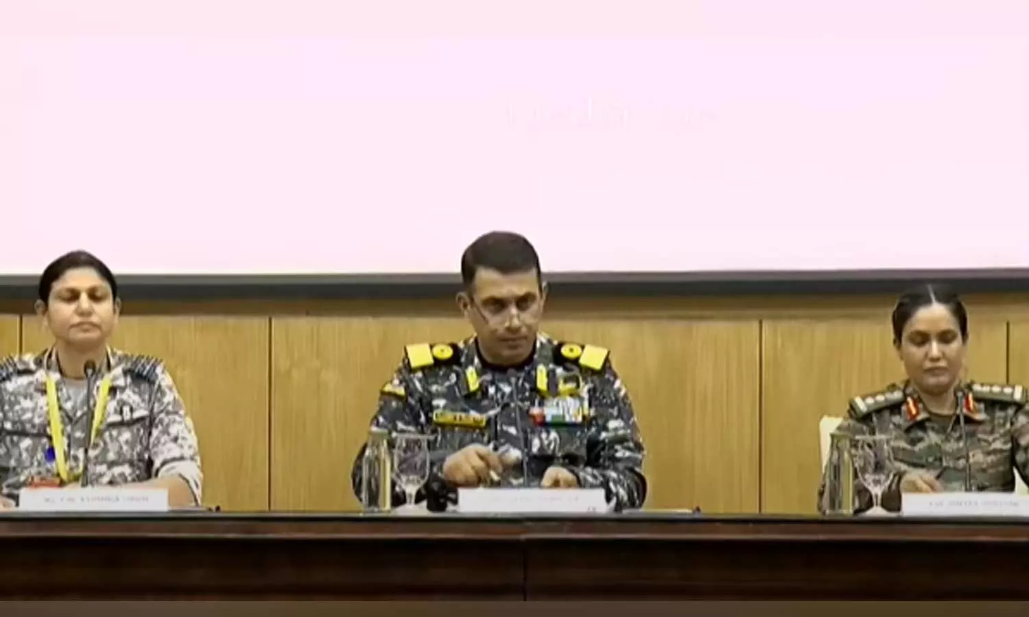 ഇന്ത്യൻ എയർ സ്റ്റേഷൻ അക്രമിച്ചെന്ന വാർത്ത തെറ്റ് ; പാകിസ്താന്റെ വ്യാജ പ്രചാരണം തള്ളി പ്രതിരോധ മന്ത്രാലയം