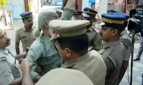 തൃശൂരില് യുദ്ധവിരുദ്ധ റാലി തടഞ്ഞ് പൊലീസ് തൃശൂരില് യുദ്ധവിരുദ്ധ റാലി തടഞ്ഞ് പൊലീസ്