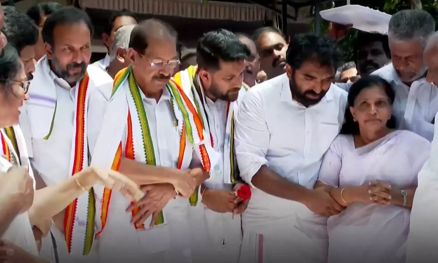 ഉമ്മൻ ചാണ്ടിയുടെ കല്ലറ സന്ദർശിച്ച് നിയുക്ത കെപിസിസി പ്രസിഡൻ്റ് സണ്ണി ജോസഫ്