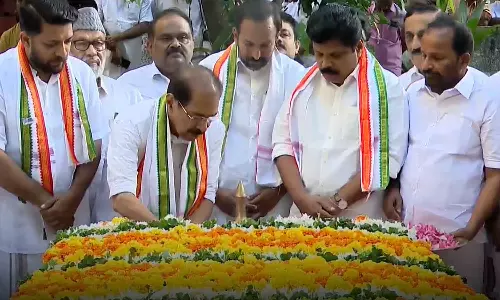 കെ.കരുണാകരന്റെ സ്മൃതി മണ്ഡപത്തിൽ പുഷ്പാർച്ചന നടത്തി സണ്ണി ജോസഫ്