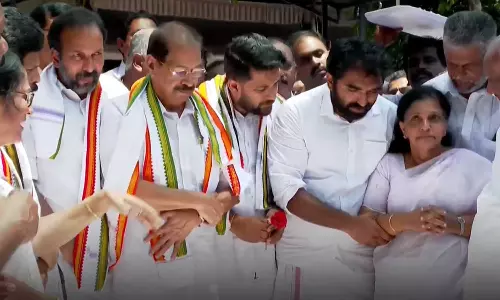 ഉമ്മൻ ചാണ്ടിയുടെ കല്ലറ സന്ദർശിച്ച് നിയുക്ത കെപിസിസി പ്രസിഡൻ്റ് സണ്ണി ജോസഫ്