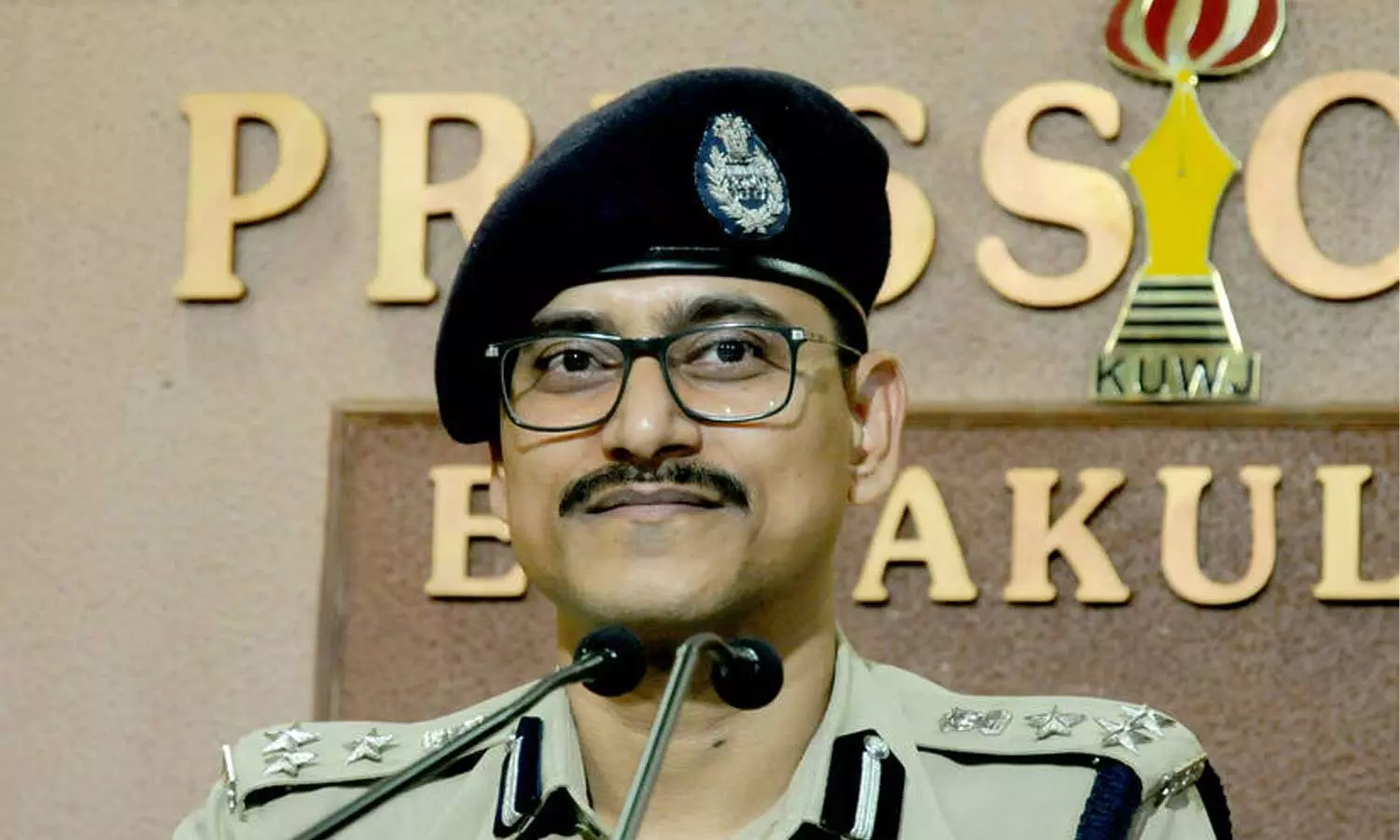 ഐഎൻഎസ് വിക്രാന്തിന്റെ ലൊക്കേഷൻ ചോദിച്ചു വിളിച്ച സംഭവം; പ്രതി മാനസിക പ്രശ്നം ഉള്ളയാളെന്ന് പൊലീസ് ഐഎൻഎസ് വിക്രാന്തിന്റെ ലൊക്കേഷൻ ചോദിച്ചു വിളിച്ച സംഭവം; പ്രതി മാനസിക പ്രശ്നം ഉള്ളയാളെന്ന് പൊലീസ്