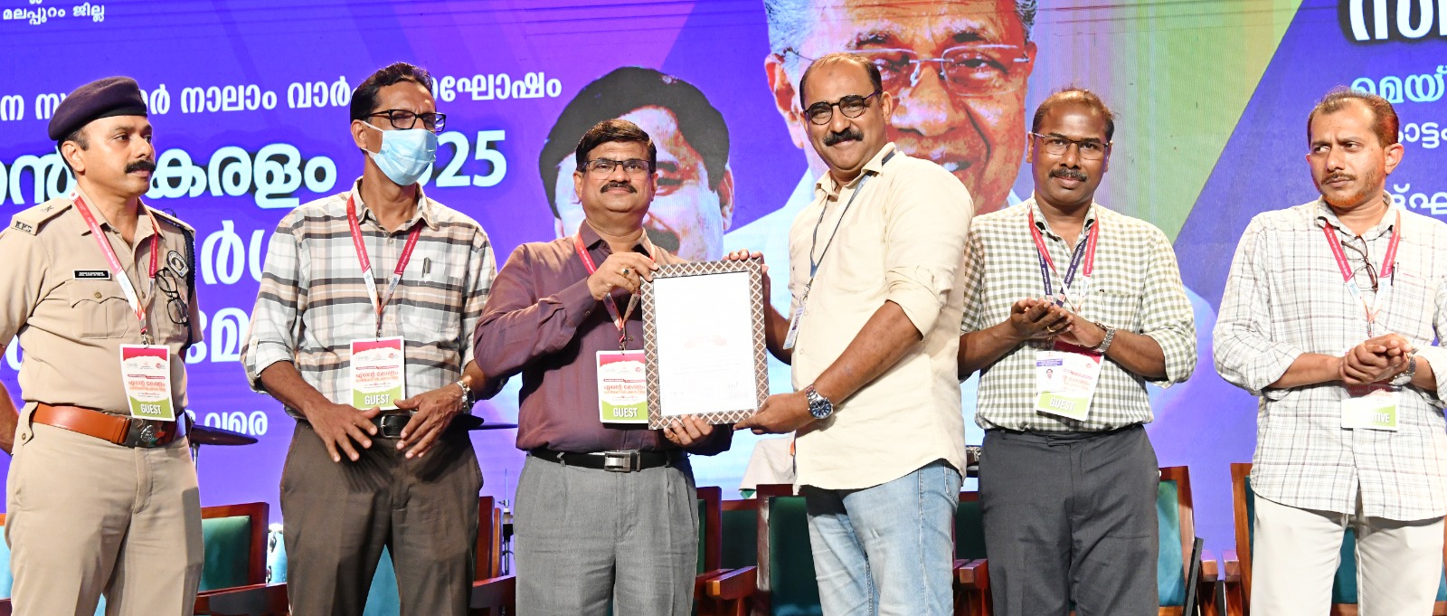 സംസ്ഥാന സര്‍ക്കാറിന്‍റെ നാലാം വാര്‍ഷികത്തോടനുബന്ധിച്ച് നടന്ന ‘എന്‍റെ കേരളം പ്രദര്‍ശന-വിപണന മേളയുടെ സമഗ്ര  കവറേജിനുള്ള പുരസ്കാരം(അച്ചടി വിഭാഗം) ജില്ല കലക്ടർ വി.ആർ. വിനോദിൽ നിന്ന്​ മാധ്യമം മലപ്പുറം ബ്യൂറോ ചീഫ്​ പി. ഷംസുദ്ദീൻ ഏറ്റുവാങ്ങുന്നു