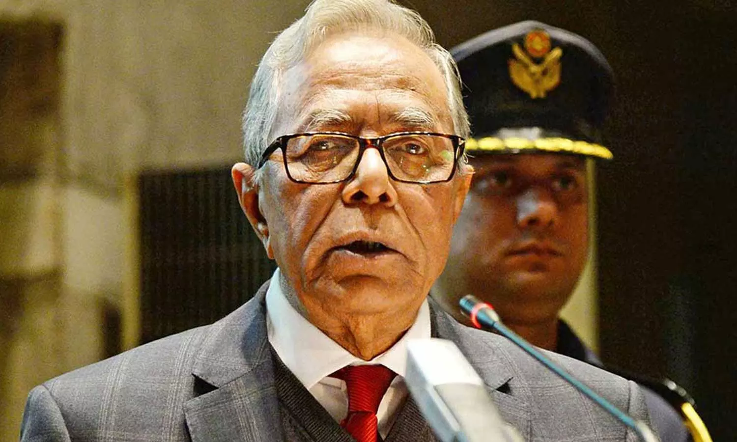 മുൻ പ്രസിഡന്റ് പുലർച്ചെ ബംഗ്ലാദേശ് വിട്ടു;വിമാനത്താവളത്തിൽ ലുങ്കിധരിച്ച് വീൽചെയറിൽ ഇരിക്കുന്ന ചിത്രങ്ങൾ പുറത്ത്