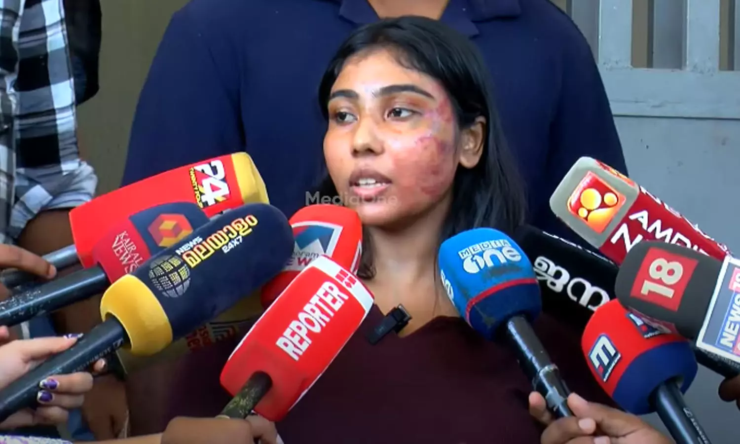 അഡ്വ.ബെയ്ലിൻ ദാസിനെ അറസ്റ്റ് ചെയ്തു കൊണ്ട് പോകുന്നത് അഭിഭാഷക സംഘം തടഞ്ഞു ; മർദനമേറ്റ അഭിഭാഷക