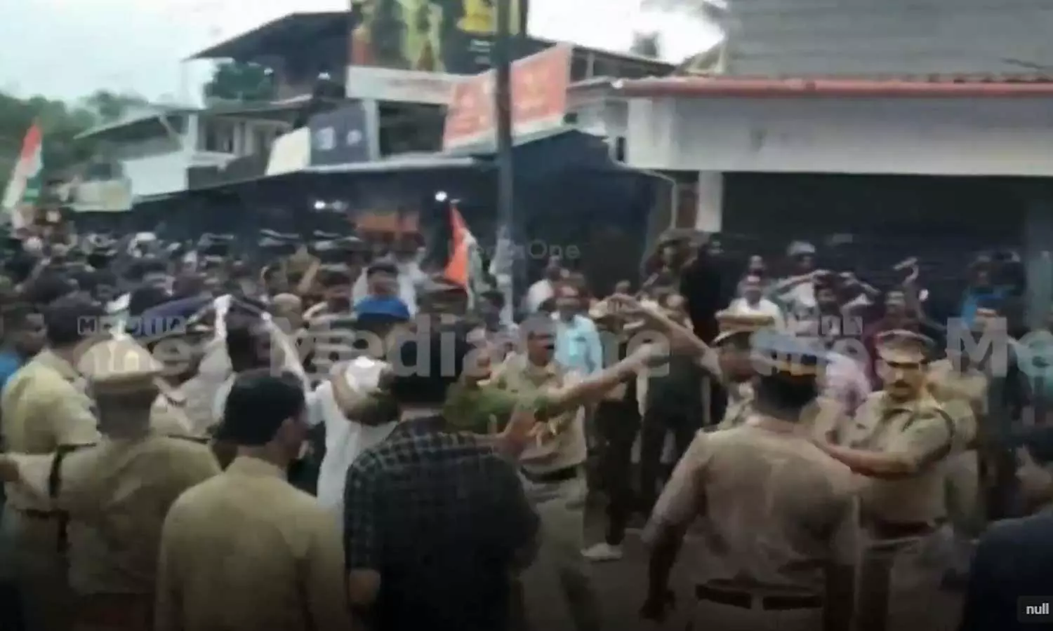 കണ്ണൂർ മലപ്പട്ടത്ത് സിപിഎം-യൂത്ത് കോൺഗ്രസ് സംഘർഷം