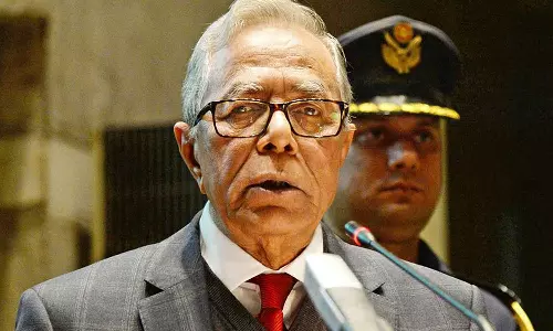 മുൻ പ്രസിഡന്റ് പുലർച്ചെ ബംഗ്ലാദേശ് വിട്ടു;വിമാനത്താവളത്തിൽ ലുങ്കിധരിച്ച് വീൽചെയറിൽ ഇരിക്കുന്ന ചിത്രങ്ങൾ പുറത്ത്