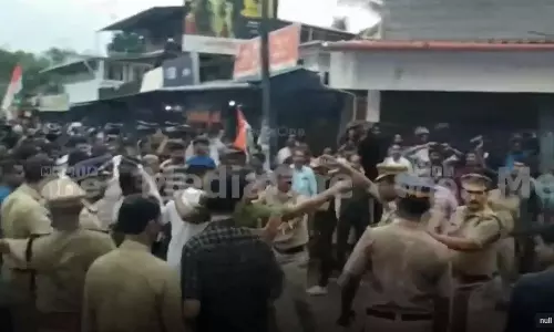 കണ്ണൂർ മലപ്പട്ടത്തെ സിപിഎം -യൂത്ത് കോൺഗ്രസ് സംഘർഷം: 75 പേർക്കെതിരെ കേസെടുത്തു കണ്ണൂർ മലപ്പട്ടത്തെ സിപിഎം -യൂത്ത് കോൺഗ്രസ് സംഘർഷം: 75 പേർക്കെതിരെ കേസെടുത്തു