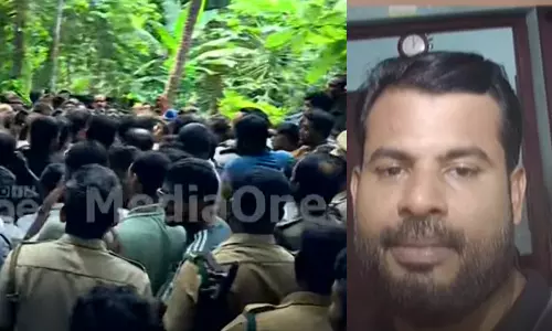 കടുവയുടെ ആക്രമണത്തിൽ ടാപ്പിങ് തൊഴിലാളി കൊല്ലപ്പെട്ട സംഭവം: അടക്കാകുണ്ടിൽ ഡിഎഫ്ഒയെ നാട്ടുകാര്‍ തടഞ്ഞു; മൃതദേഹം തടഞ്ഞുവെച്ച് പ്രതിഷേധം
