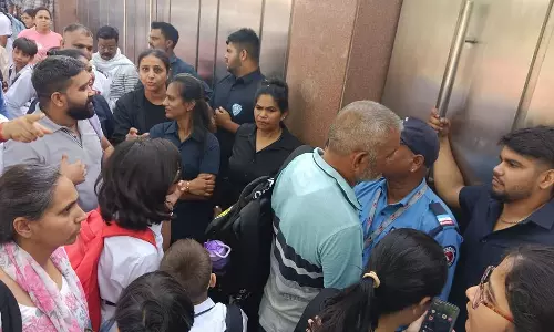 ഹൈക്കോടതി നിർദേശം ലംഘിച്ച് വിദ്യാർഥികളെ പുറത്താക്കി; രക്ഷിതാക്കളെ നേരിടാൻ ബൗൺസർമാരെ ഇറക്കി സ്കൂൾ അധികൃതർ ഹൈക്കോടതി നിർദേശം ലംഘിച്ച് വിദ്യാർഥികളെ പുറത്താക്കി; രക്ഷിതാക്കളെ നേരിടാൻ ബൗൺസർമാരെ ഇറക്കി സ്കൂൾ അധികൃതർ