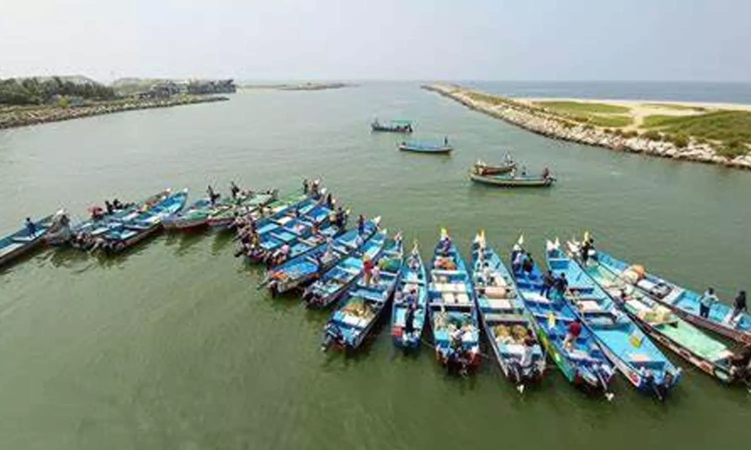 മുതലപ്പൊഴിയിൽ സംഘർഷാവസ്ഥ; ഹാർബർ എഞ്ചിനീയറിംഗ് ഓഫീസിന്റെ ജനാല അടിച്ചു തകർത്തു