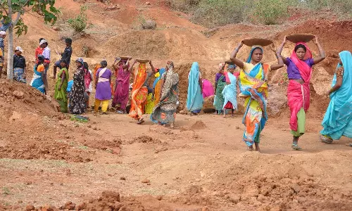 ഉത്തർപ്രദേശിൽ മഹാത്മാ ഗാന്ധി ദേശീയ ഗ്രാമീണ തൊഴിലുറപ്പ് പദ്ധതിയുടെ പേരിൽ വൻ തട്ടിപ്പ്; മരിച്ചവരുടെ ജോബ് കാർഡുണ്ടാക്കി പണം തട്ടി ഗ്രാമത്തലവൻ