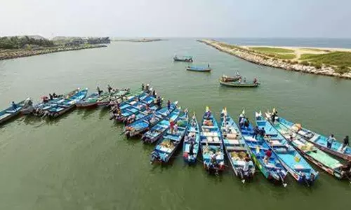 മുതലപ്പൊഴിയിൽ സംഘർഷാവസ്ഥ; ഹാർബർ എഞ്ചിനീയറിംഗ് ഓഫീസിന്റെ ജനാല അടിച്ചു തകർത്തു