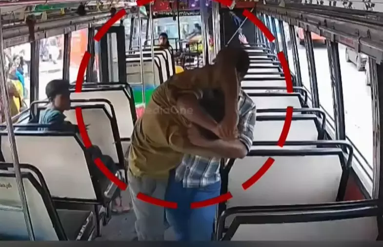 വാക്കുതര്ക്കം; തിരുവനന്തപുരത്ത് ബസ് ഡ്രൈവർ കണ്ടക്ടറെ കുത്തി പരിക്കേൽപ്പിക്കുന്ന ദൃശ്യങ്ങൾ പുറത്ത് വാക്കുതര്ക്കം; തിരുവനന്തപുരത്ത് ബസ് ഡ്രൈവർ കണ്ടക്ടറെ കുത്തി പരിക്കേൽപ്പിക്കുന്ന ദൃശ്യങ്ങൾ പുറത്ത്