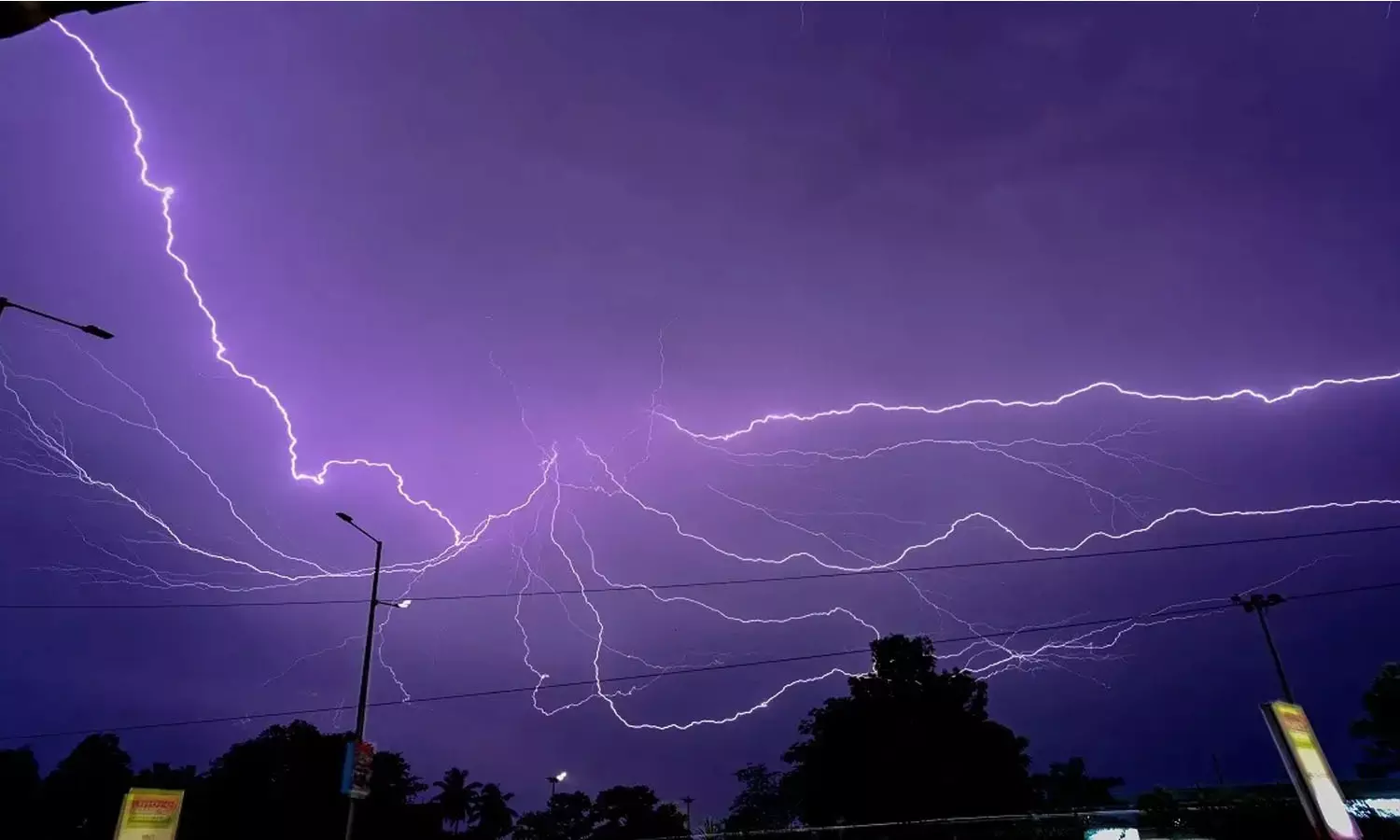 ഒഡിഷയിൽ ശക്തമായ ഇടിമിന്നലിൽ 10 മരണം; 4 പേർക്ക് ഗുരുതര പരിക്ക്