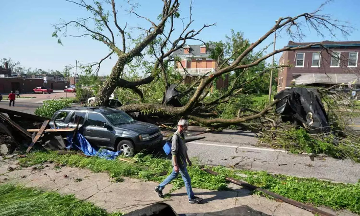 Tornadoes kill at least 21 in US states of Missouri and Kentucky Tornadoes kill at least 21 in US states of Missouri and Kentucky
