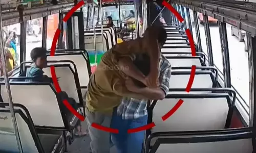 വാക്കുതര്ക്കം; തിരുവനന്തപുരത്ത് ബസ് ഡ്രൈവർ കണ്ടക്ടറെ കുത്തി പരിക്കേൽപ്പിക്കുന്ന ദൃശ്യങ്ങൾ പുറത്ത് വാക്കുതര്ക്കം; തിരുവനന്തപുരത്ത് ബസ് ഡ്രൈവർ കണ്ടക്ടറെ കുത്തി പരിക്കേൽപ്പിക്കുന്ന ദൃശ്യങ്ങൾ പുറത്ത്