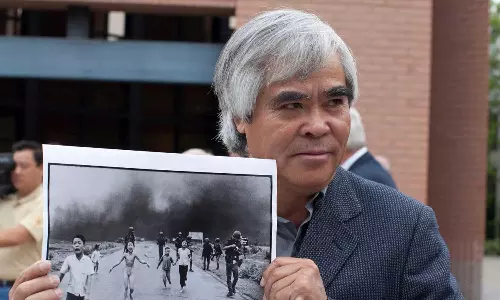 ലോകത്തെ കരയിപ്പിച്ച ആ ബ്ലാക്ക് ആന്റ് ​വൈറ്റ് ചിത്രം നിക് ഊട്ടിന്റെതല്ല ?.. പേര് വെട്ടി വേൾഡ് പ്രസ്​ ഫോട്ടോ