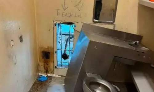 10 men escape prison in US after drilling a hole in a toilet wall