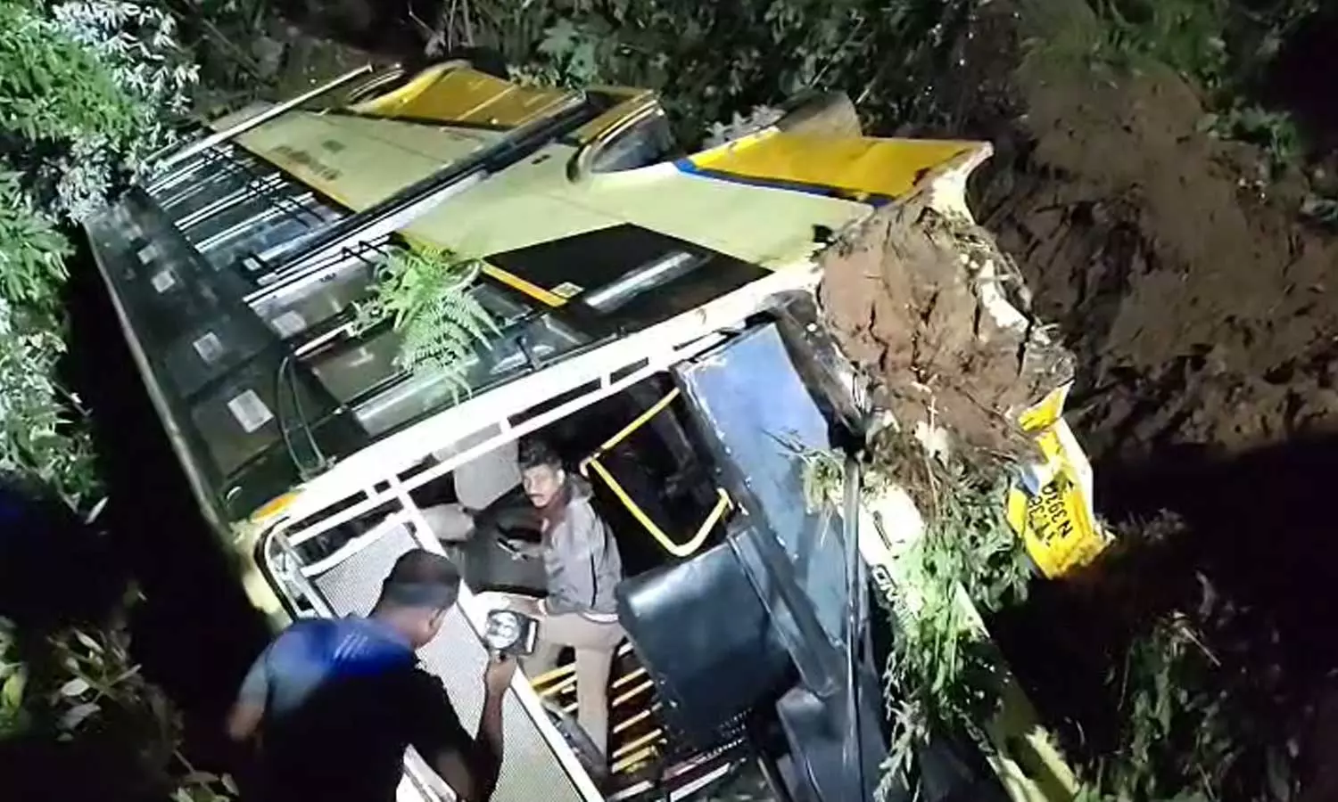 തമിഴ്നാട് വാൽപ്പാറയിൽ സർക്കാർ ബസ് നിയന്ത്രണം വിട്ട് കുഴിയിലേക്ക് മറിഞ്ഞു; 30 പേർക്ക് പരിക്ക്, 14 പേരുടെ നില ഗുരുതരം