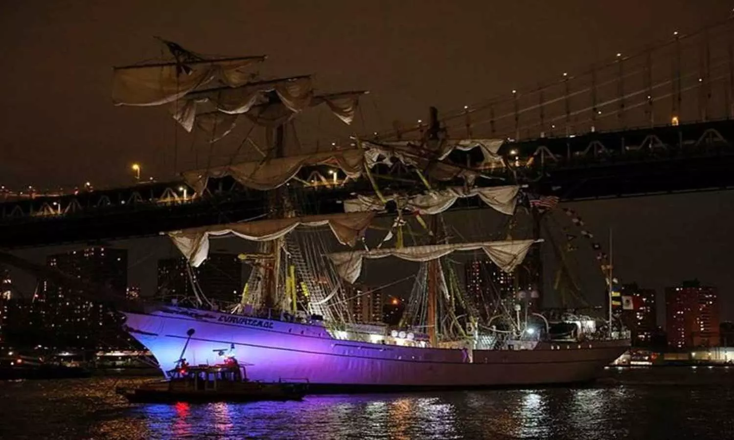 മെക്‌സിക്കൻ നാവികസേന കപ്പൽ ബ്രൂക്ക്‌ലിൻ പാലത്തിലിടിച്ച് തകർന്നു; 22 പേർക്ക് പരിക്ക്