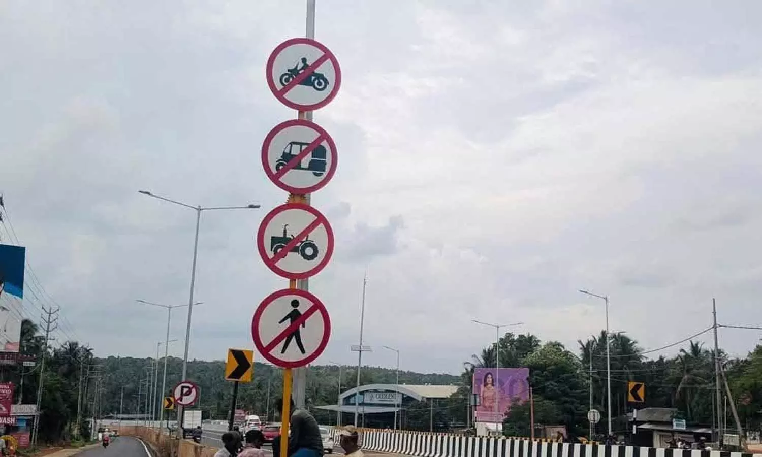 കാൽനടയാത്രികർ, ഇരുചക്രവാഹനങ്ങൾ, ഓട്ടോറിക്ഷകൾ എന്നിവക്ക് ദേശീയ പാതയിൽ പ്രവേശനമില്ല കാൽനടയാത്രികർ, ഇരുചക്രവാഹനങ്ങൾ, ഓട്ടോറിക്ഷകൾ എന്നിവക്ക് ദേശീയ പാതയിൽ പ്രവേശനമില്ല