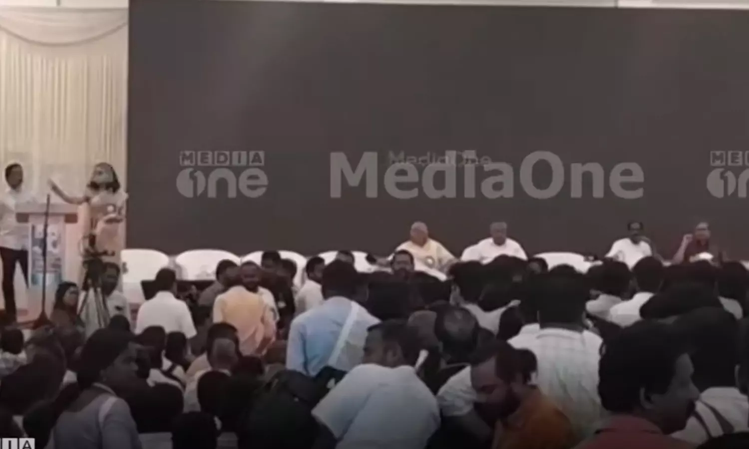 പാലക്കാട് മലമ്പുഴയിൽ മുഖ്യമന്ത്രി പങ്കെടുക്കുന്ന പരിപാടിയിൽ തീ; ഷോർട്ട് സർക്യൂട്ടാണെന്നാണ് സംശയം പാലക്കാട് മലമ്പുഴയിൽ മുഖ്യമന്ത്രി പങ്കെടുക്കുന്ന പരിപാടിയിൽ തീ; ഷോർട്ട് സർക്യൂട്ടാണെന്നാണ് സംശയം