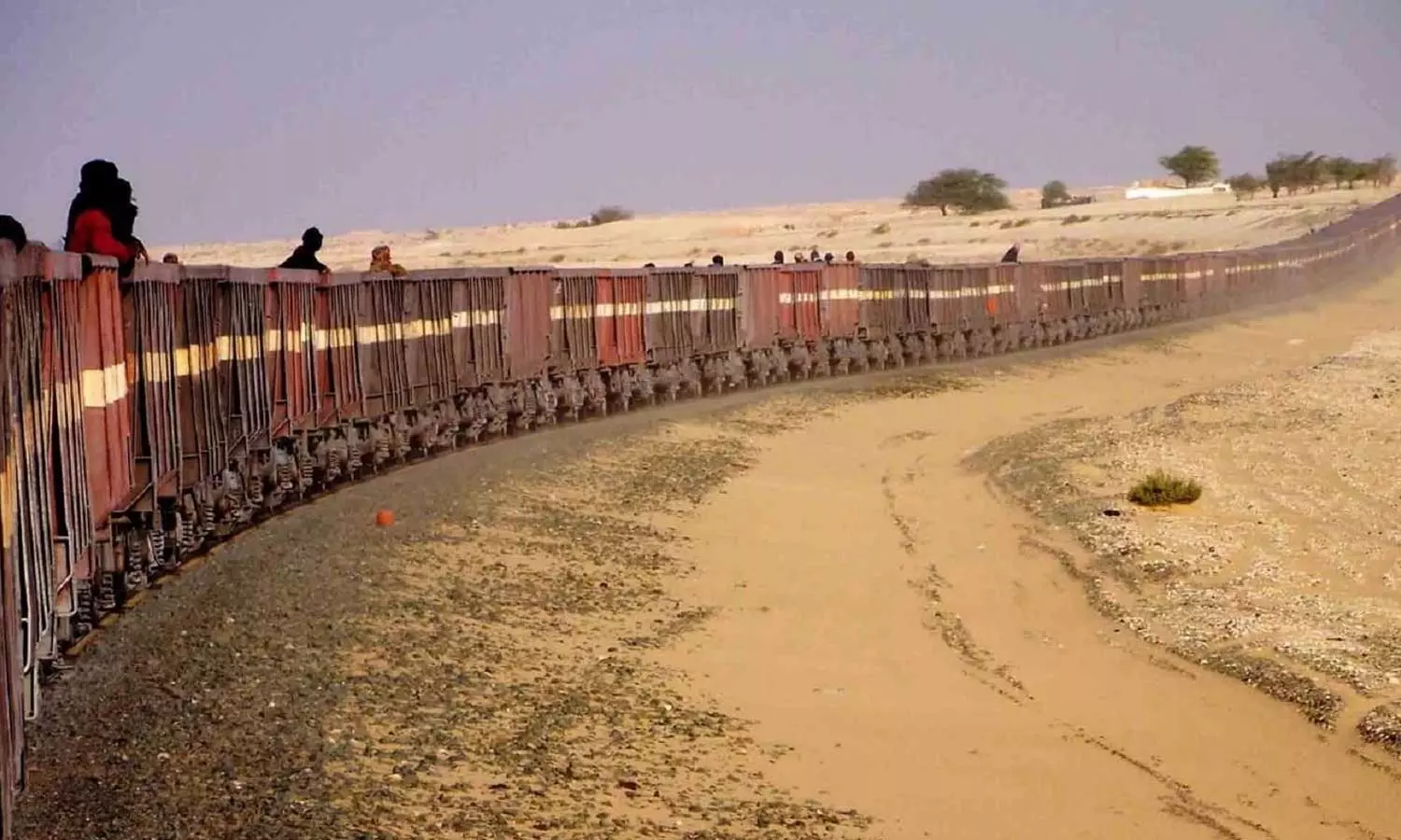 ലോകത്തെ ഏറ്റവും അപകടം പിടിച്ച ട്രെയിൻ യാത്രയിതാണ്;ഇരിപ്പിടമില്ല,മേൽക്കൂരയില്ല,നോൺ സ്റ്റോപ്പായി ഓടുന്നത് 704 കിലോമീറ്റർ ലോകത്തെ ഏറ്റവും അപകടം പിടിച്ച ട്രെയിൻ യാത്രയിതാണ്;ഇരിപ്പിടമില്ല,മേൽക്കൂരയില്ല,നോൺ സ്റ്റോപ്പായി ഓടുന്നത് 704 കിലോമീറ്റർ