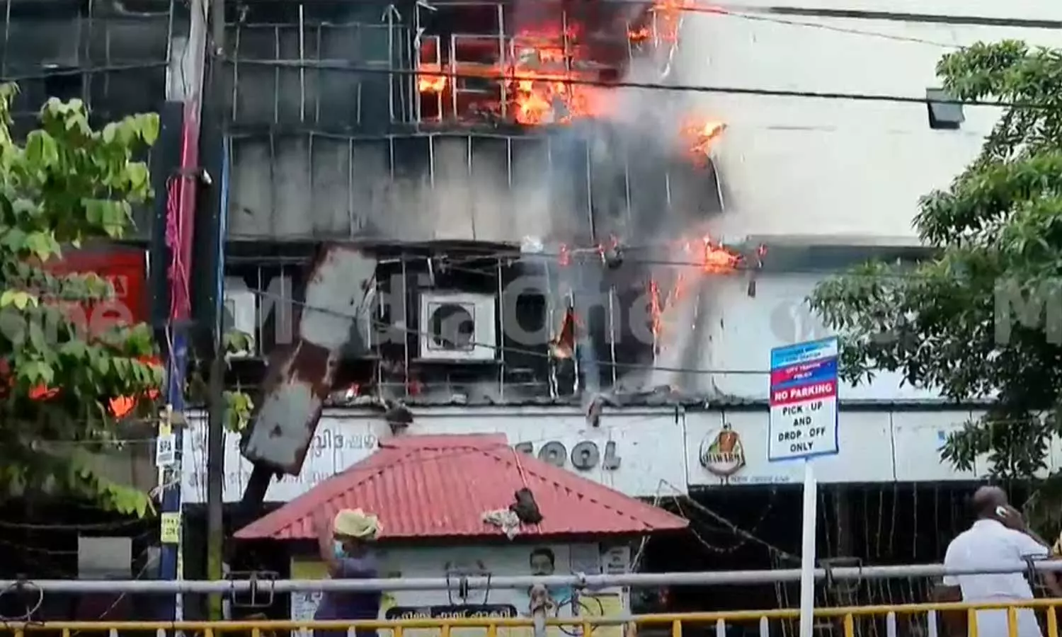 കോഴിക്കോട് പുതിയ സ്റ്റാൻഡിൽ വസ്ത്ര വ്യാപാര കേന്ദ്രത്തിൽ വൻ തീപിടിത്തം കോഴിക്കോട് പുതിയ സ്റ്റാൻഡിൽ വസ്ത്ര വ്യാപാര കേന്ദ്രത്തിൽ വൻ തീപിടിത്തം