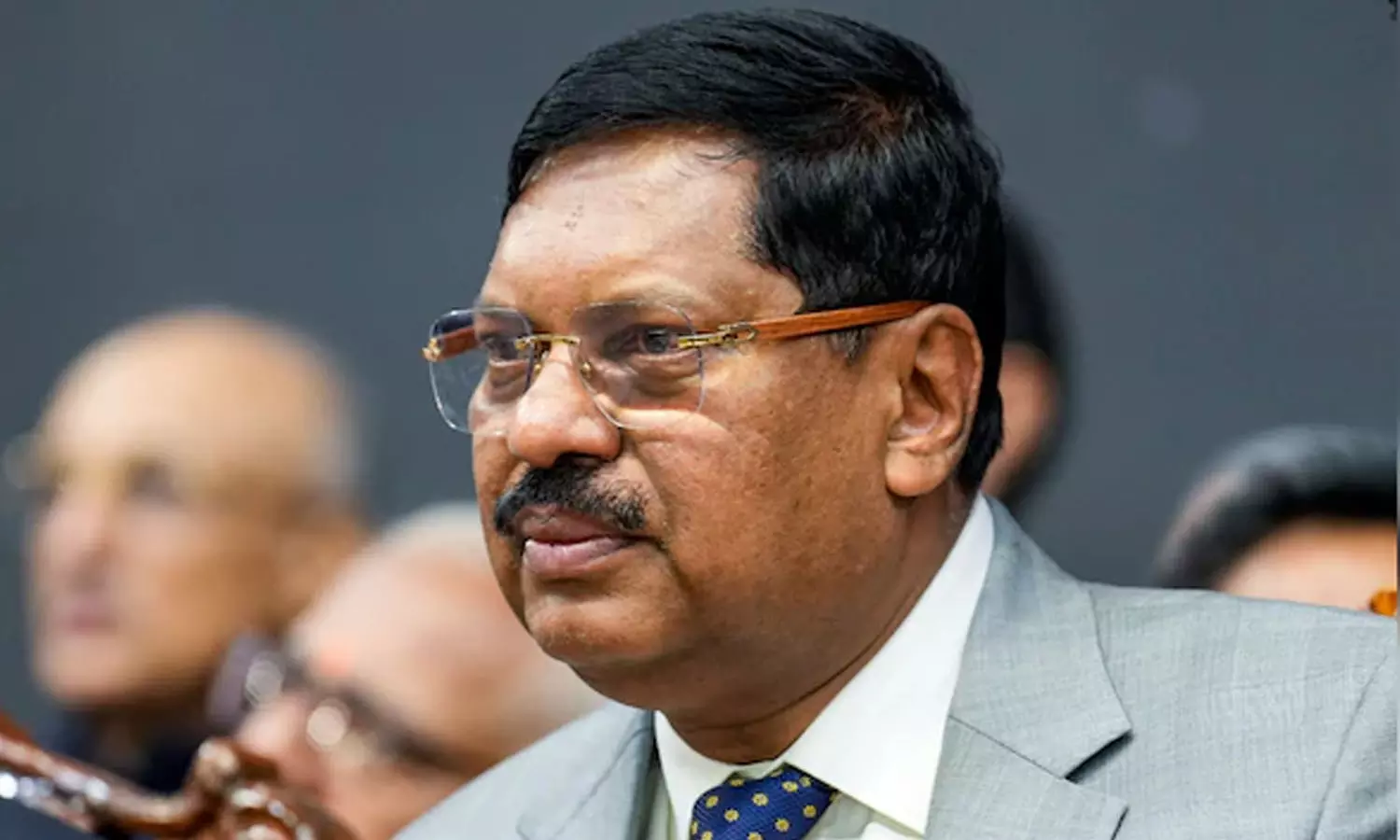 ഭരണഘടനയാണ് പരമോന്നതം; മൂന്ന് തൂണുകളും ഒരുമിച്ച് പ്രവർത്തിക്കണം; മഹാരാഷ്ട്ര സന്ദർശനത്തിൽ പ്രോട്ടോകോൾ ലംഘനം ചൂണ്ടിക്കാട്ടി ചീഫ് ജസ്റ്റിസ്