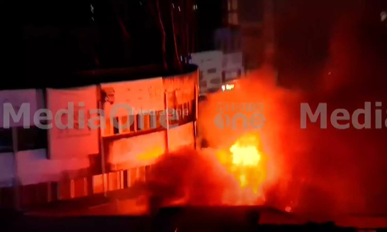 കോഴിക്കോട് പുതിയ സ്റ്റാൻഡിലെ തീപിടിത്തം; രണ്ട് മണിക്കൂർ കഴിഞ്ഞിട്ടും തീയണയ്ക്കാനായില്ല കോഴിക്കോട് പുതിയ സ്റ്റാൻഡിലെ തീപിടിത്തം; രണ്ട് മണിക്കൂർ കഴിഞ്ഞിട്ടും തീയണയ്ക്കാനായില്ല