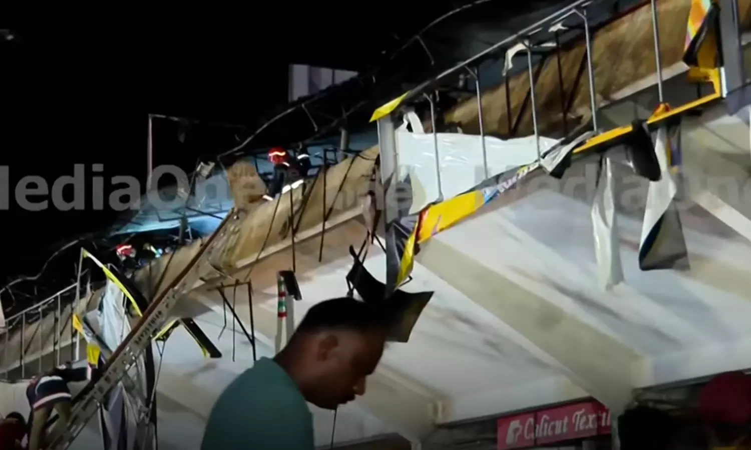 കോഴിക്കോട് പുതിയ സ്റ്റാൻഡിലെ തീപിടിത്തം നിയന്ത്രണവിധേയം; എടുത്തത് അഞ്ച് മണിക്കൂര് കോഴിക്കോട് പുതിയ സ്റ്റാൻഡിലെ തീപിടിത്തം നിയന്ത്രണവിധേയം; എടുത്തത് അഞ്ച് മണിക്കൂര്