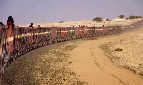 ലോകത്തെ ഏറ്റവും അപകടം പിടിച്ച ട്രെയിൻ യാത്രയിതാണ്;ഇരിപ്പിടമില്ല,മേൽക്കൂരയില്ല,നോൺ സ്റ്റോപ്പായി ഓടുന്നത്  704  കിലോമീറ്റർ