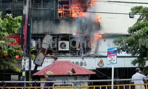 കോഴിക്കോട് പുതിയ സ്റ്റാൻഡിൽ വസ്ത്ര വ്യാപാര കേന്ദ്രത്തിൽ വൻ തീപിടിത്തം കോഴിക്കോട് പുതിയ സ്റ്റാൻഡിൽ വസ്ത്ര വ്യാപാര കേന്ദ്രത്തിൽ വൻ തീപിടിത്തം