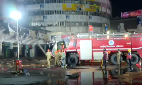 കോഴിക്കോട് പുതിയ സ്റ്റാൻഡിലെ തീപിടിത്തം നിയന്ത്രണവിധേയമാകുന്നു; ആശങ്ക ഒഴിയുന്നുവെന്ന് അധികൃതർ കോഴിക്കോട് പുതിയ സ്റ്റാൻഡിലെ തീപിടിത്തം നിയന്ത്രണവിധേയമാകുന്നു; ആശങ്ക ഒഴിയുന്നുവെന്ന് അധികൃതർ