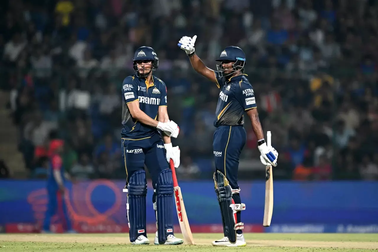 സായ്-ഗില്‍ ഷോ; ഡല്‍ഹിയെ പത്ത് വിക്കറ്റിന് തകര്‍ത്ത് ഗുജറാത്ത് പ്ലേ ഓഫില്‍