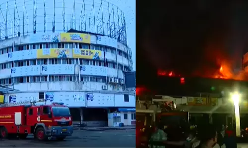 ടെക്സ്റ്റൈൽസിന്റെ രണ്ടും മൂന്നും നിലകൾ പൂർണമായും കത്തി, മെഡിക്കൽ ഷോപ്പിന്റെ ഗോഡൗണും ചാമ്പലായി; കോടികളുടെ നഷ്ടമെന്ന് പ്രാഥമിക നിഗമനം ടെക്സ്റ്റൈൽസിന്റെ രണ്ടും മൂന്നും നിലകൾ പൂർണമായും കത്തി, മെഡിക്കൽ ഷോപ്പിന്റെ ഗോഡൗണും ചാമ്പലായി; കോടികളുടെ നഷ്ടമെന്ന് പ്രാഥമിക നിഗമനം