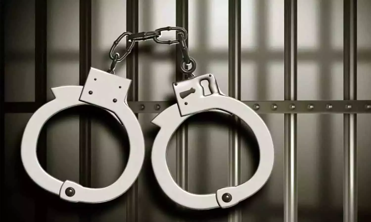 പാലക്കാട്ട് അനധികൃതമായി കടത്താൻ ശ്രമിച്ച 70 ലക്ഷം രൂപയും 200 ​ഗ്രാം സ്വർണവും പിടികൂടി