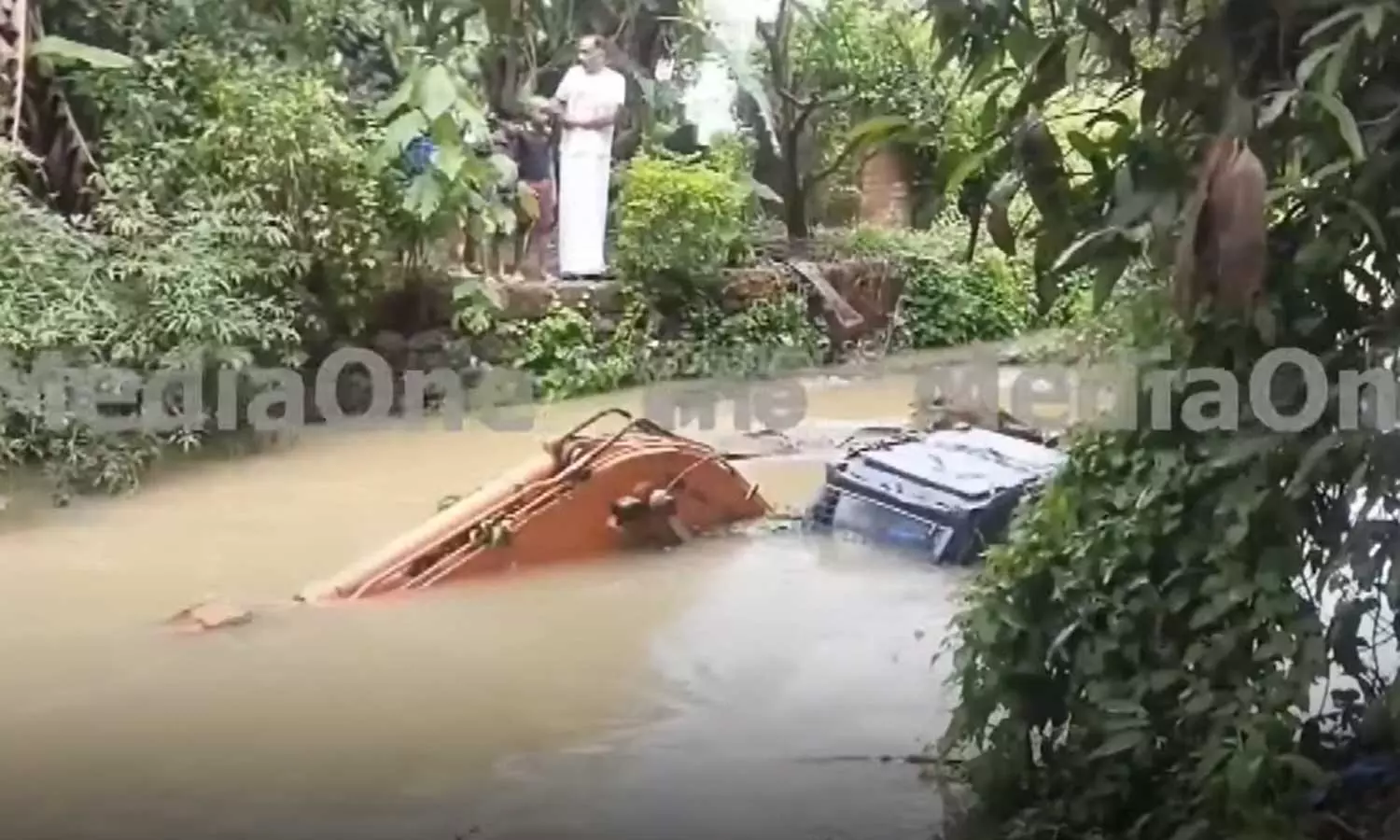 കനത്ത മഴ; ഗുരുവായൂരിൽ മണ്ണു മാന്തിയന്ത്രം വെള്ളത്തിൽ മുങ്ങി