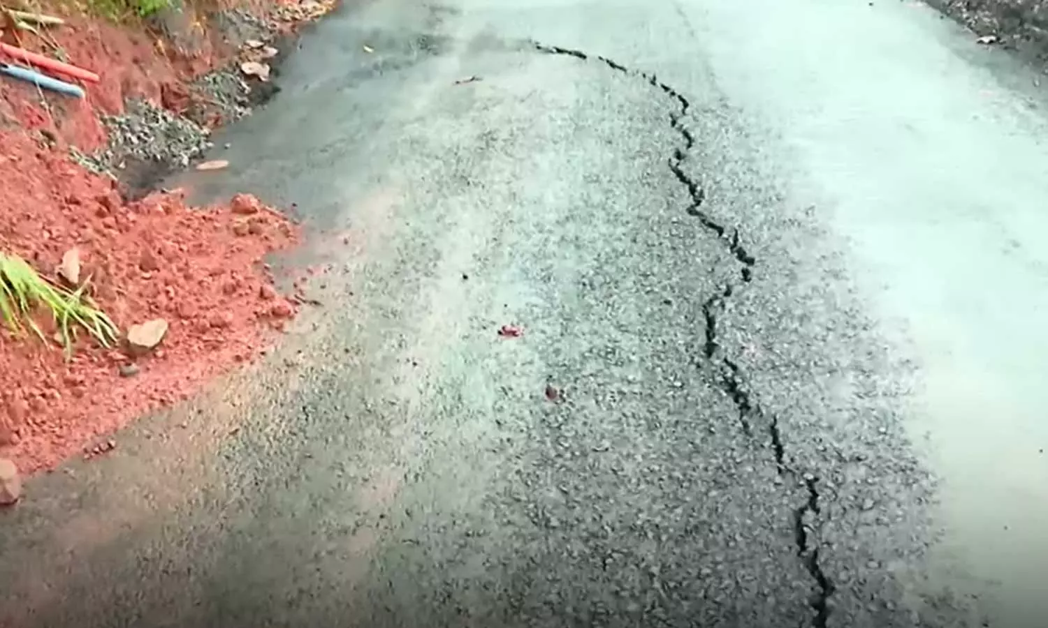 മലാപ്പറമ്പിൽ ദേശീയപാതയിൽ വിള്ളൽ; എതിർ ദിശയിലെ സർവീസ് റോഡ് താഴ്ന്നു