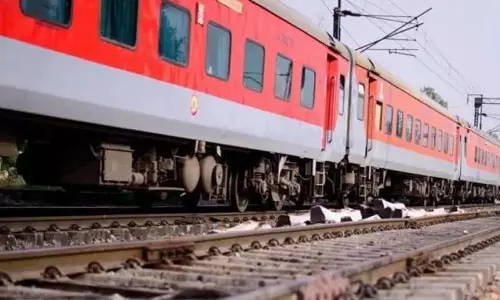 ട്രാക്കുകളിൽ മരത്തടി കെട്ടിവെച്ചു; യുപിയില്‍ രാജധാനി  എക്‌സ്പ്രസടക്കമുള്ള ട്രെയിനുകള്‍ അട്ടിമറിക്കാന്‍ ശ്രമം