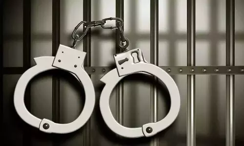 പാലക്കാട്ട് അനധികൃതമായി കടത്താൻ ശ്രമിച്ച 70 ലക്ഷം രൂപയും 200 ​ഗ്രാം സ്വർണവും പിടികൂടി