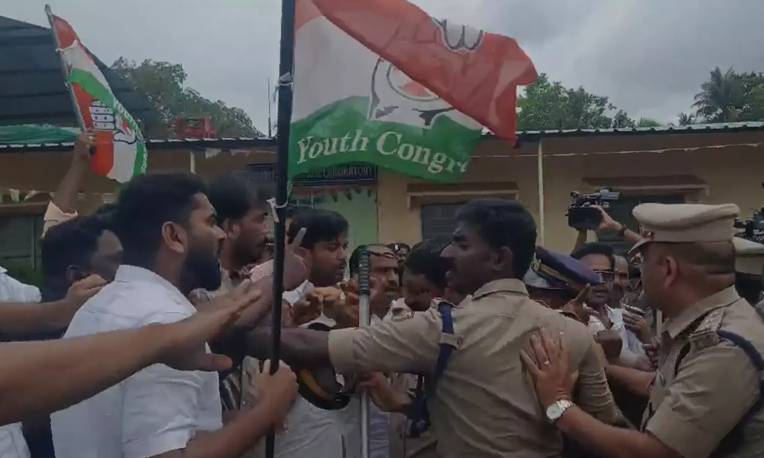 ദേശീയപാത അശാസ്ത്രീയ നിർമ്മാണം: മലപ്പുറത്തെ   യൂത്ത് കോൺഗ്രസ്  പ്രതിഷേധത്തിൽ സംഘർഷം; പൊലീസുമായി ഉന്തുംതള്ളും